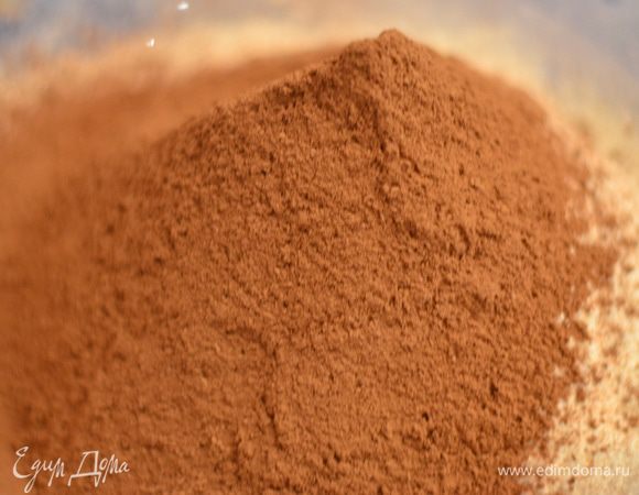 Отдельно просеять муку с какао-порошком и щепоткой соли,следите за тем,чтобы тесто было мягкое и не тугое!