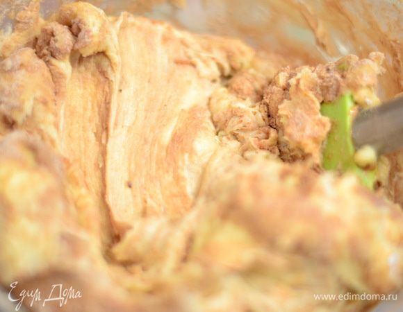 Добавить к маслу  поэтапно муку с какао-порошком и лопаточкой перемешать.