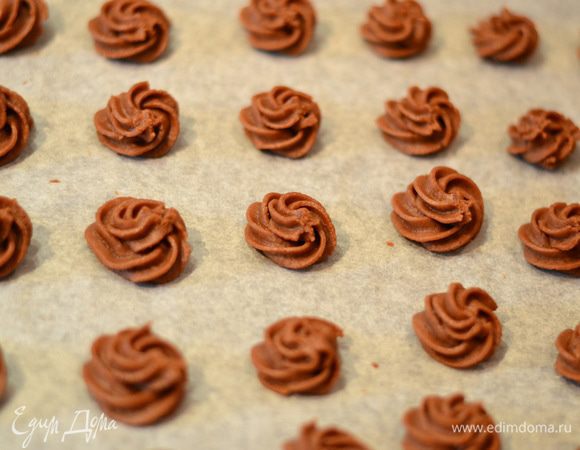 Отсадить из кондитерского мешка небольшие цветочки.Выпекать в предварительно разогретой духовке около 195 градусов минут 10-12. Печенье остудить.