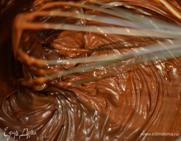 Готовим крем. Шоколадную пасту взбить со сливочным маслом (150 г)  комнатной температуры. 
