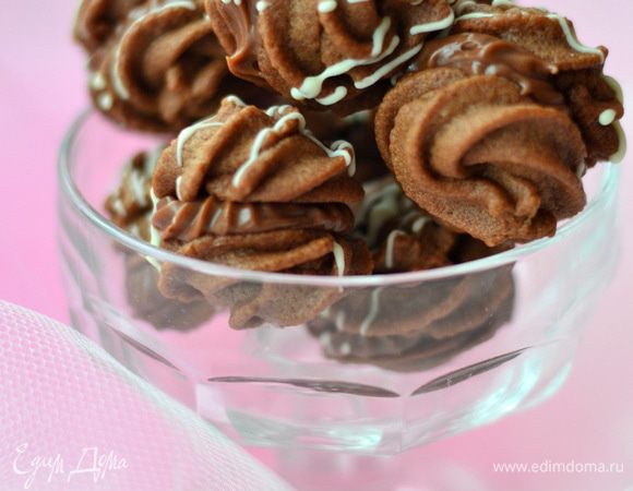 Вот и все! Приятного аппетита! Печенья много, конечно же, не скушаешь, так как оно очень калорийное, так что советую готовить полпорции. Кстати, похожий рецепт есть у Пьера Эрме, называется собле, только в готовое шоколадное тесто  еще добавляются взбитые белки (2 шт.), интересно попробовать и такой вариант, ну, и сравнить вкус.