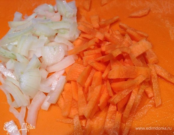 Нарезать картошку, морковь, лук, перец, цветную капусту.