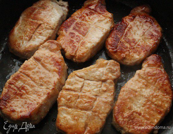 Сделать неглубокие продольные и поперечные  надрезы с обеих сторон. Обжарить мясо  до образования румяной корочки.