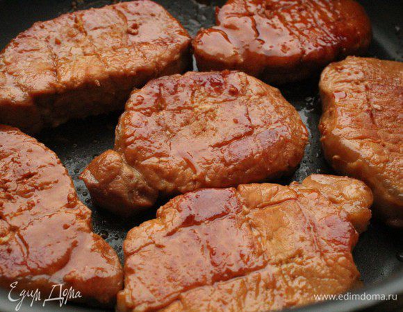 100 мл вина смешать с таким же количеством воды, залить мясо и тушить на слабом огне под крышкой 20-25 минут. За это время вся жидкость должна выпариться.