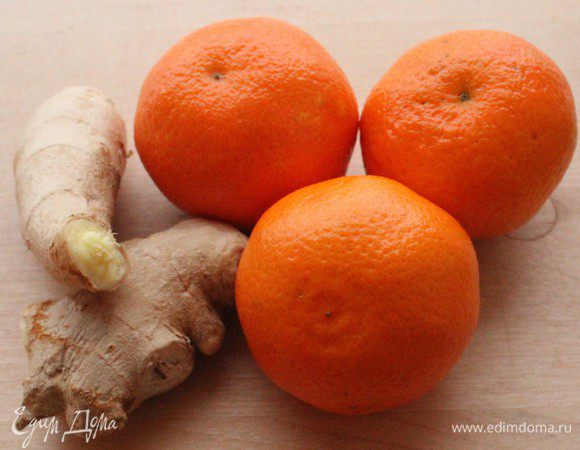 Выжать сок из 3 мандаринов, натереть корень имбиря на мелкой терке, добавить вустер и соевый соус,  хорошо перемешать. Полученным соусом  залить мясо, увеличить огонь и тушить еще 10-12 минут, пока соус не загустеет и не превратится в густую глазурь карамельного цвета. Мясо нужно периодически переворачивать. Подавать с колечками лимона и мандарина, посыпав зеленым луком и кунжутным семенем.