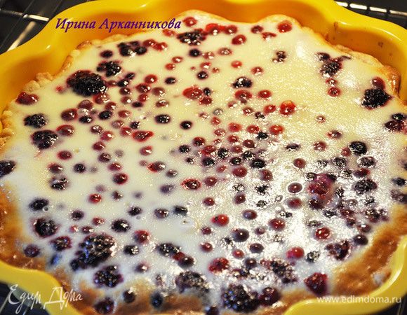На дно выпеченной корочки выложить ягоды (ежевику, черную смородину и т.п.).
Приготовить сметано-яичную заливку:
В миску положить яйца, сметану, сахар, ванилин, добавить крахмал и хорошо размешать венчиком до получения однородной массы. Залить пирог  заливкой. Выпекать при 180 гр около 40-45 минут.