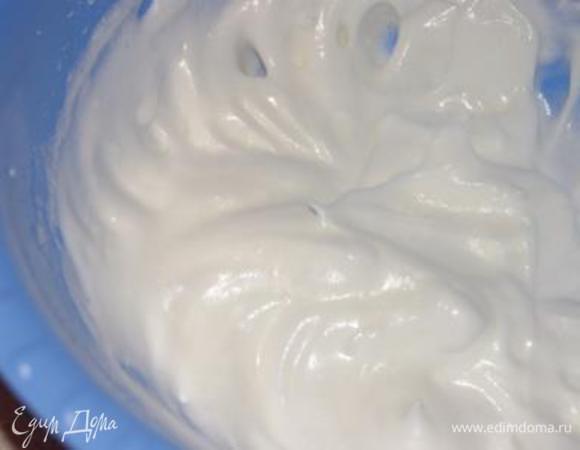 Добавить сахар, взбить до устойчивых пик.
