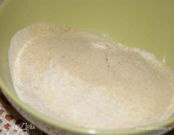 Миндальную муку смешать с сахарной пудрой. Просеять через мелкое сито.