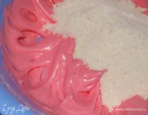 К белковой смеси добавить миндальную в три приема.