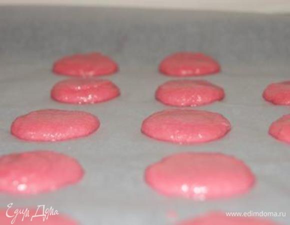 Готовое тесто выложить с помощью кондитерского шприца на противень, застеленный пекарской бумагой.