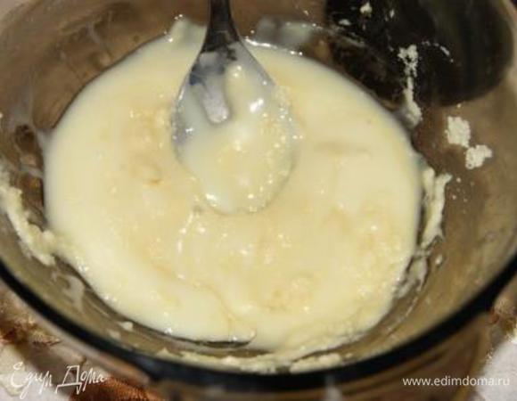 Тем временем готовим крем. Шоколад растопить, добавить сгущенное молоко, тщательно перемешать.