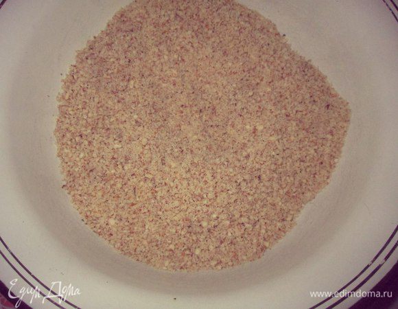 Миндаля можно взять больше. Измельчить в муку. А фундук можно и с кусочками.