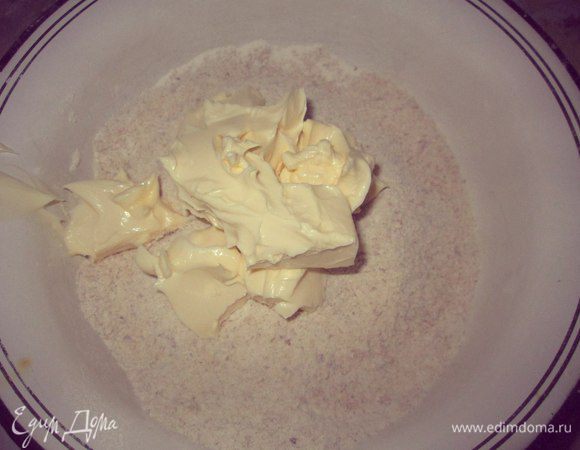 Добавить размягченное масло.