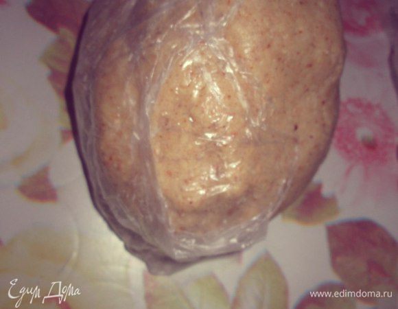 Завернуть в пленку, положить в морозилку на 30 минут.