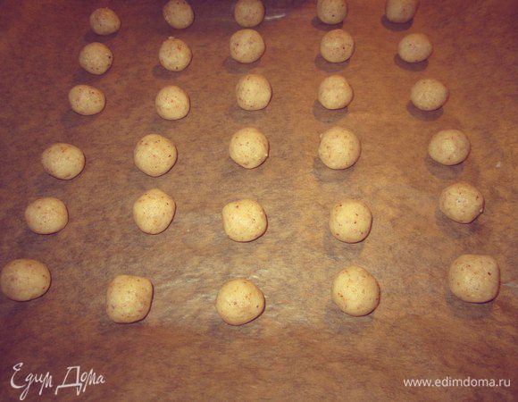 Скатать маленькие шарики.