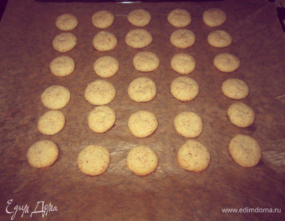Поставить в духовку 180°С, на 10-15 минут.
Достать из духовки, дать постоять 5 минут, а потом снять и разложить на доске полностью остыть.