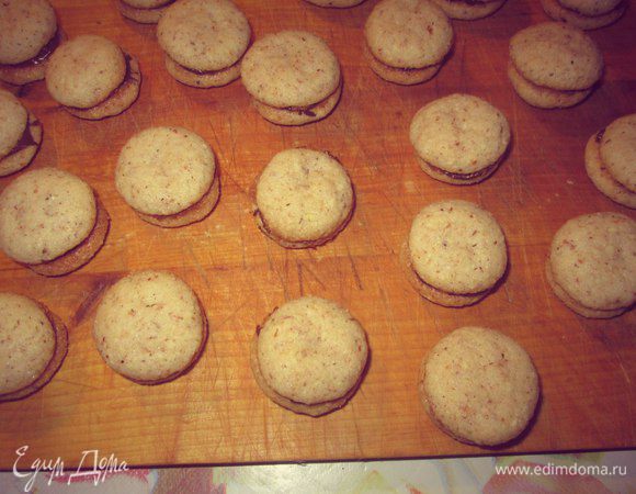 Берем одну половинку, смазываем шоколадом, прикрепляем вторую половинку. И так с остальным печеньем. 
И убираем в холод, чтоб шоколад затвердел, на 30 минут.