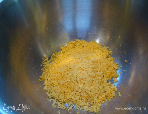 Желтки растереть, сливочное  масло растопить.