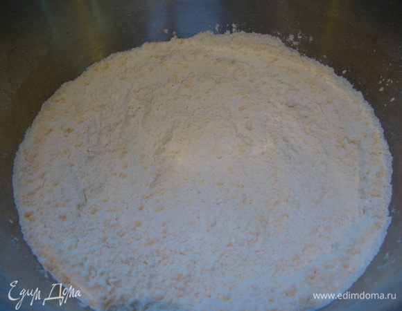 В желтки добавить каплю соли, сахар, просеять муку, влить растопленное сливочное масло.