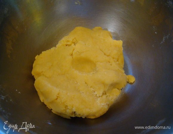 Замесить мягкое тесто.