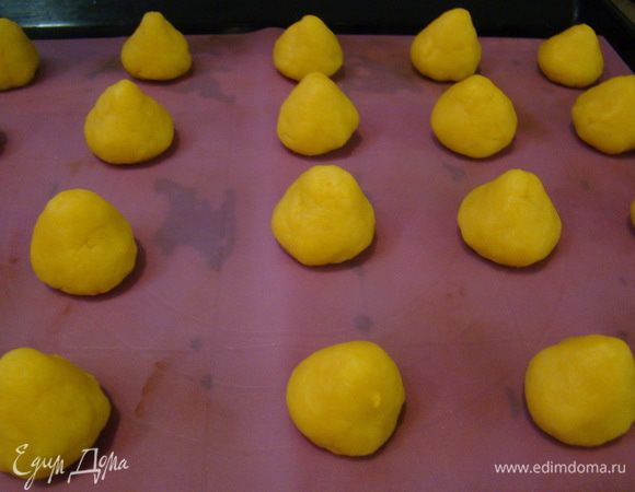 Сформировать печенье, выпекать при 170-175°С около 25 минут.