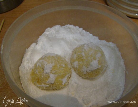 Горячее печенье обвалять в сахарной пудре. Смачного :)