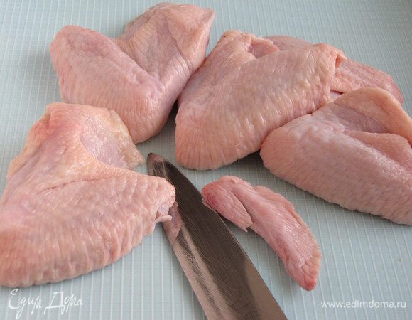 Крылышки промыть, обсушить, отрезать кончики (первую фалангу).