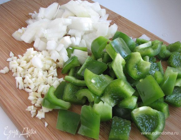 Лук и чеснок очистить, мелко нарезать. Сладкий перец нарезать небольшими кусочками.