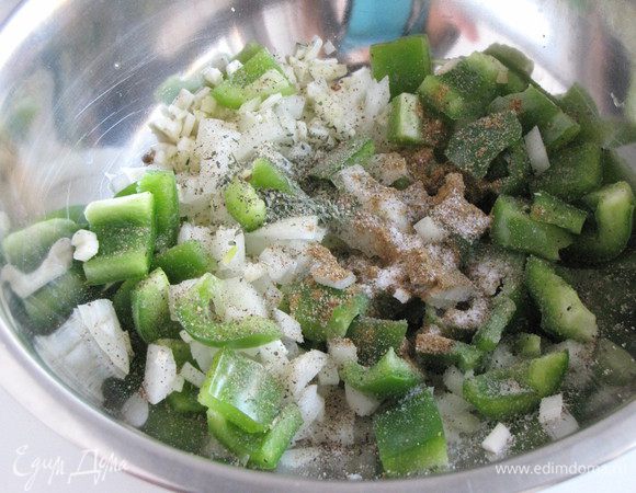 Смешать в миске лук, чеснок и сладкий перец. Добавить карри, орегано, а так же соль и черный перец по вкусу.