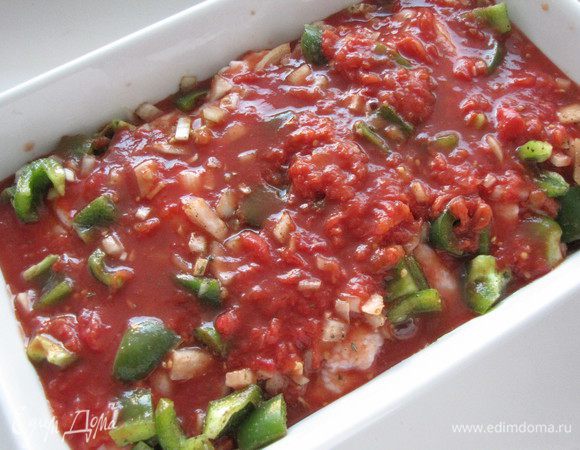 Помидоры размять вилкой, или измельчить блендером. Выложить сверху на овощи.