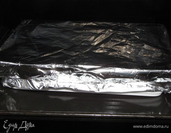 Плотно накрыть форму листом фольги. Запекать 1 час в разогретой до 200 град. духовке.