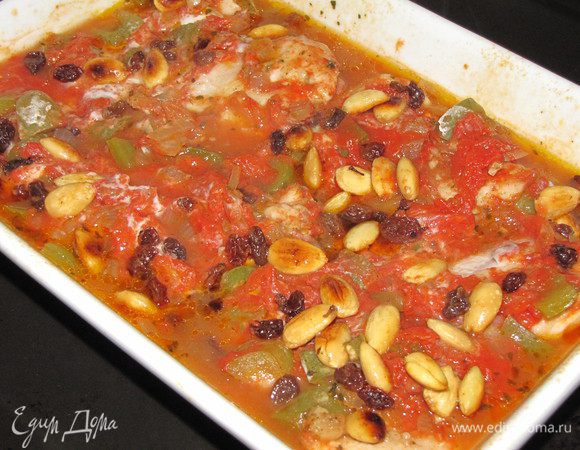 Форму вынуть из духовки, снять фольгу. Залить крахмальной смесью Посыпать сверху жареным миндалем и изюмом. Вернуть форму в духовку, не накрывая, и готовить еще 10 минут.