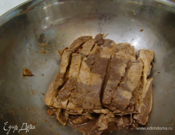 Мясо на ребре надрезать полосками 1,5-2 см, залить соком лимона, посыпать специями, накрыть и оставить на ночь мариноваться в прохладном месте.