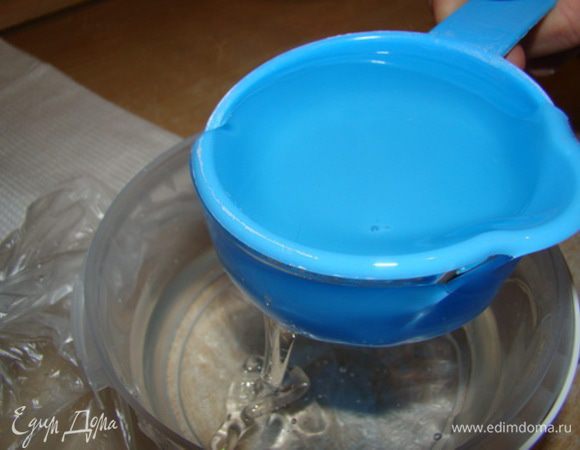 Крахмальная патока, или глюкоза - прозрачная субстанция, применяемая в кондитерском производстве для вязкости и вкуса таких изделий как пряник, зефир, пастила, мармелад..., приобрел по интернету.