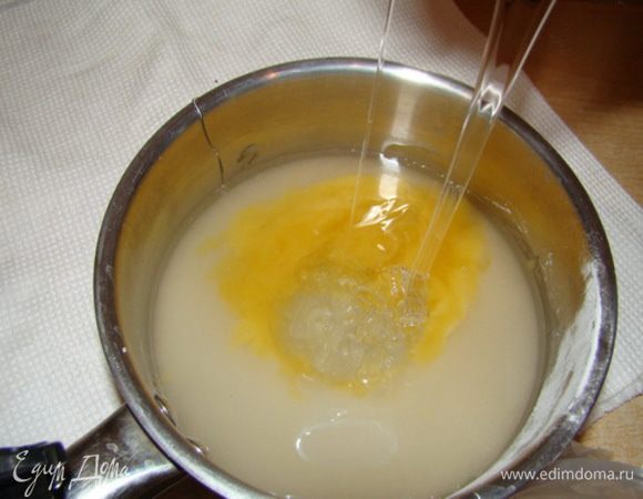 Смешиваю сахар (отложить в сторону 2 ст.л. для белков), воду, патоку, мед.