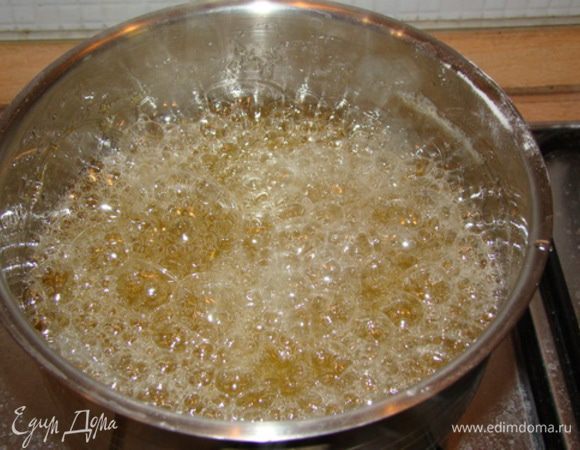 Ставлю на средний огонь, варю сироп до температуры 140°С.