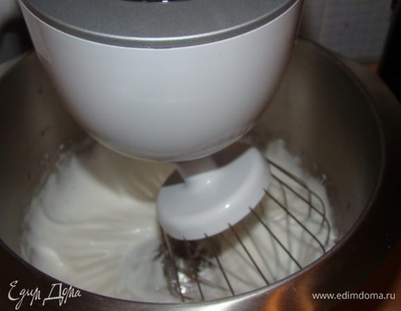 Чуть позже взбиваю белки с оставшимся сахаром.