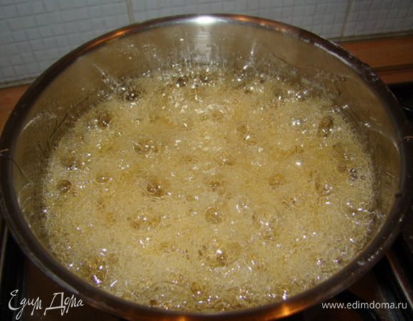 Готовый сироп имеет такой вид, вливаю тонкой струйкой во взбитые белки, не выключая миксера.