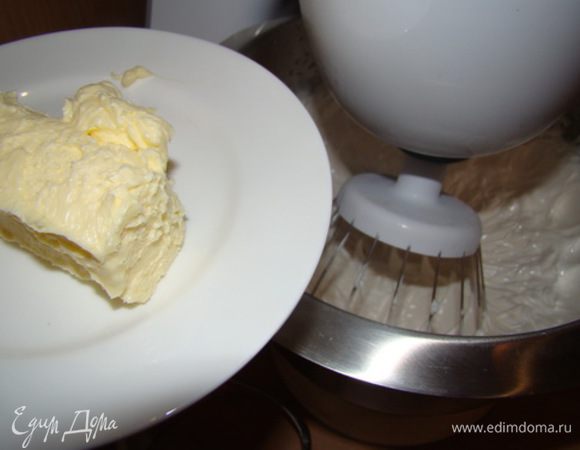 Добавляю мягкое сливочное масло