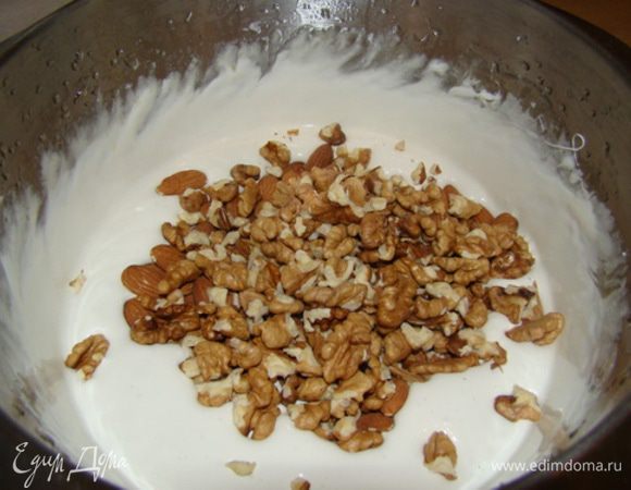 Всыпал орехи, размешал.