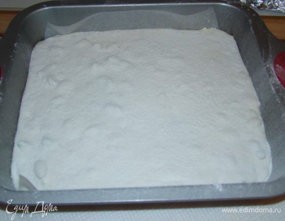 Форму застелил плотным пергаментом и присыпал рисовой мукой густо. Вылил полуфабрикат, разровнял, присыпал опять мукой, накрыл еще листом пергамента, выставил на балкон при -10°С (ведь сейчас зима).