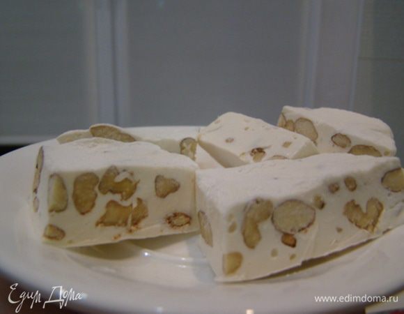 Через часа 4-5 нуга была готова. Разрезал на кусочки, обмакнул стороны в сахарную пудру, попробовал и сложил в коробку. Смачного :)