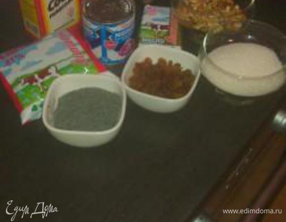 Нам необходимо будет испечь 3 коржа. 
Основа у них одинаковая: 1 яйцо+0,5 стакана сахара+0,5 стакана сметаны+0,5 ч.л. соды, гашенной уксусом + 0,5 (я брала чуть больше) стакана муки. 
А вот добавки в каждый корж разные: в первый идет изюм, во второй мак, а в третий измельченные орехи. 
Форму я брала 28 см, температура выпекания 180, время выпекания одного коржа 20-25 мин., ориентируйтесь по своей духовке, и до тех пор, пока зубочистка не будет выходить из коржа сухой :)