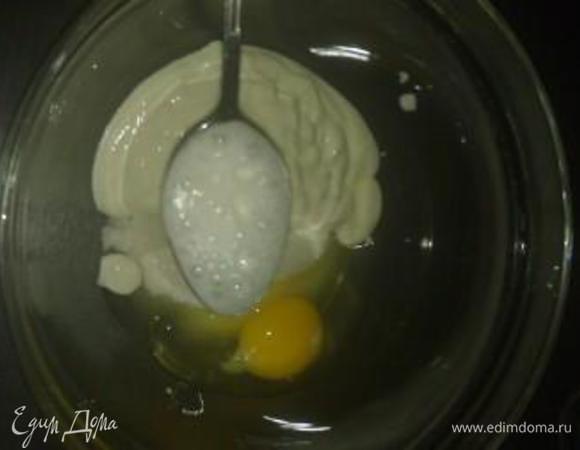 Все легко и просто: смешиваем все основные ингредиенты (кроме муки и дополнительного ингредиента).