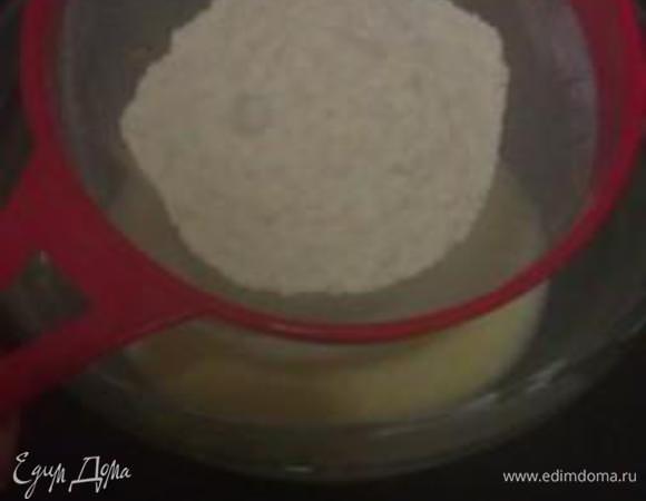 Добавляем муку, перемешиваем.