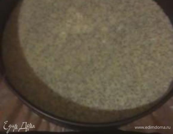 Со следующими коржами проделываем тоже самое. Только добавляем мак и измельченные орехи. У меня вторым был мак.