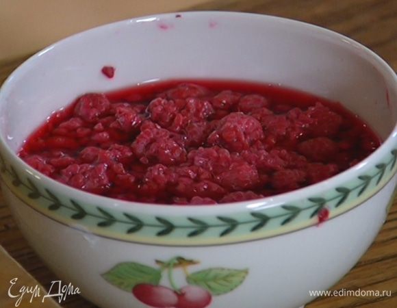 Малину предварительно разморозить, сок сохранить.