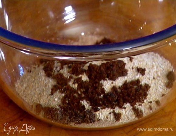 Соединить все отруби, 1 ст. ложку сахара демерара, разрыхлитель, посолить и все растереть так, чтобы не было комочков.