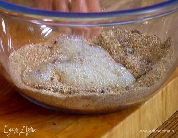 Белки слегка разбить венчиком, затем добавить в массу из отрубей и вымешать. Влить 1 ст. ложку холодной воды и перемешать.