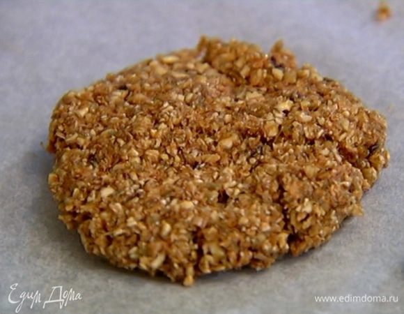 Сформировать из теста небольшие плоские лепешки, выложить на противень, застеленный пекарской бумагой, и выпекать в разогретой духовке 8–10 минут.